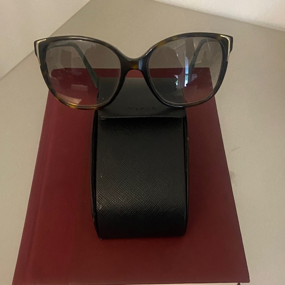 Tortoise Shell Sunglasses - Picture 3 of 3